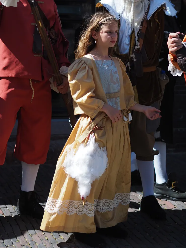 畫作裡的小女孩,也吊隻雞在身上