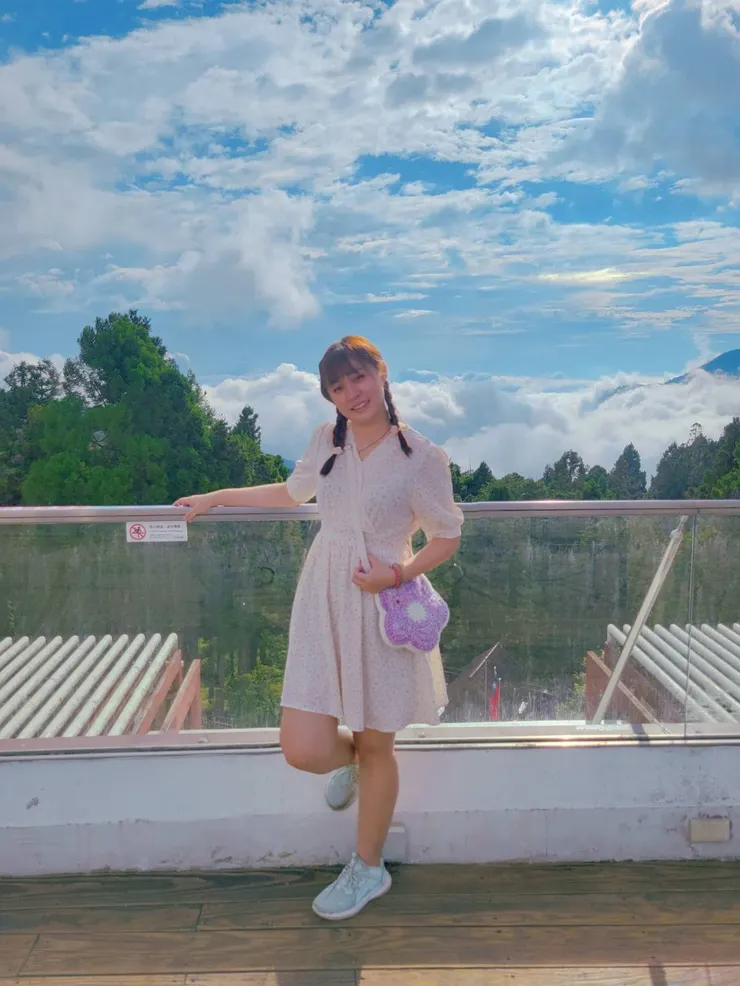 米雅於阿里山賓館與雲海合影