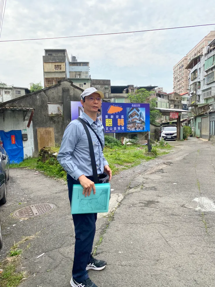 公寓之間不規則的空地，曾經是溪流通過的地方