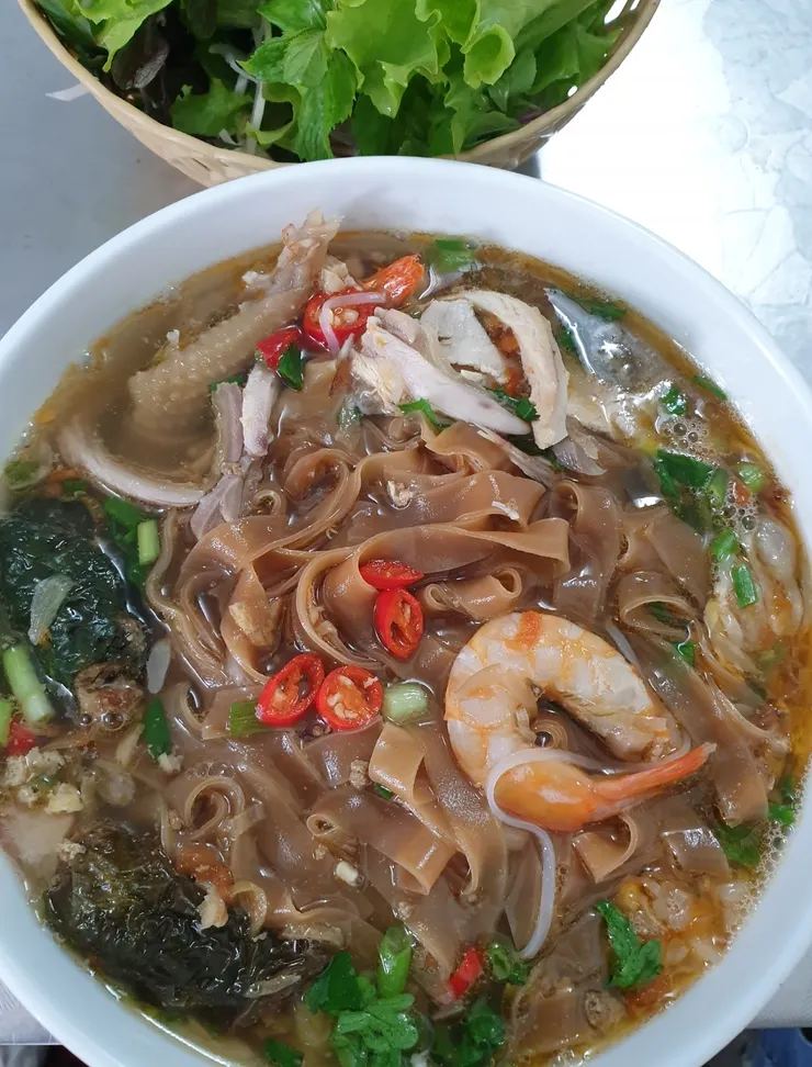 Bánh đa Cua 蟹肉河粉 使用的是紅褐色的寬河粉