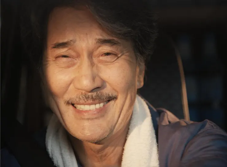 <<我的完美日常>>片尾一幕：平山先生又哭又笑地開著車