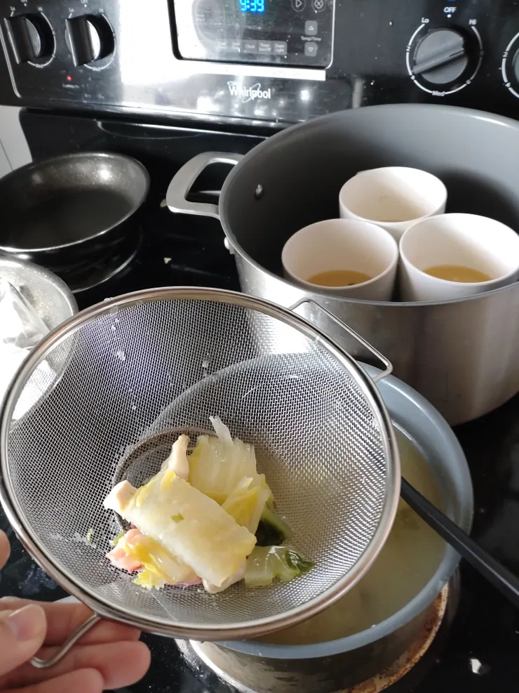 在沖繩的某間民宿內有四口爐,可以同時做茶碗蒸、味增湯、炸薯條、煎肉片