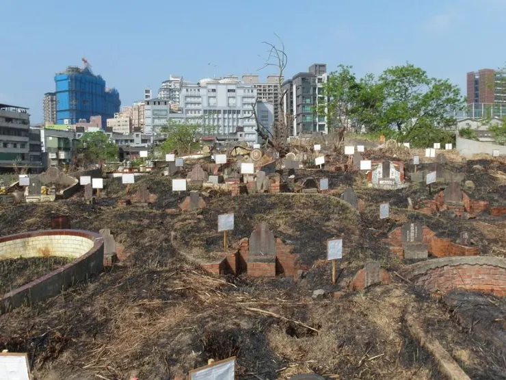 新店區第一公墓約5千門墳墓,2016年1月18日舉行墳墓遷移及綠美化工程開工法會。(圖/風傳媒記者黃村杉攝)