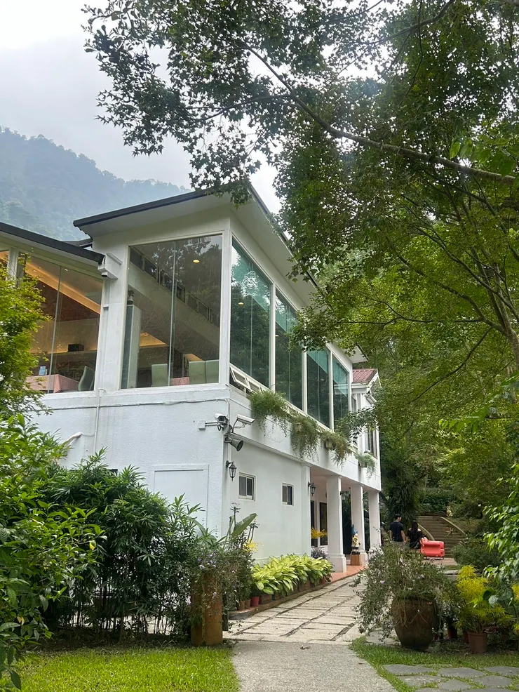 餐廳是一棟白色顯眼的建築