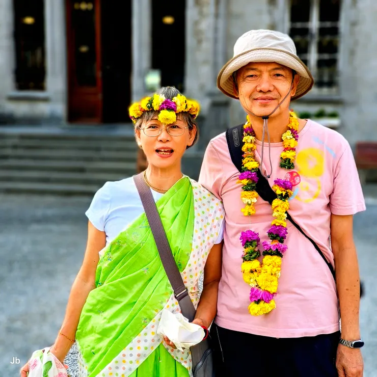 【做完晨課，蘭妲為我們戴上剛才敬拜活動用到的花環，認為無比吉祥，當然，活動的所有參與者都輪流戴過。】