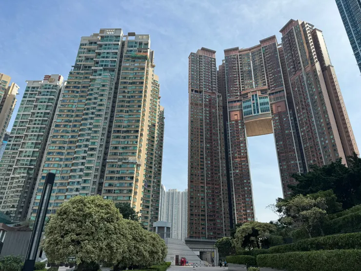 坐高鐵到大陸前被九龍的建築震懾，也是第一次近距離接觸香港