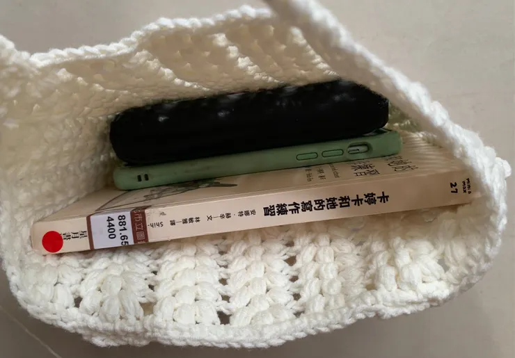 大小：可以放下一本小書，一個錢包，一支手機，跟一些小玩意。臨時出門拿一下很方便！也打算鉤織一個給自己