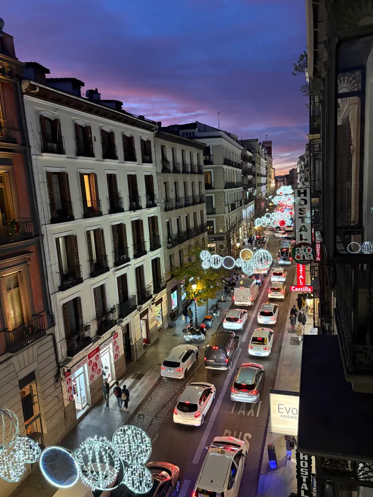 青旅的窗外景色，伴隨著一抹夕陽餘暉