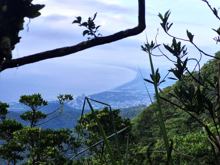 山腰林間空隙眺望頭城海岸。