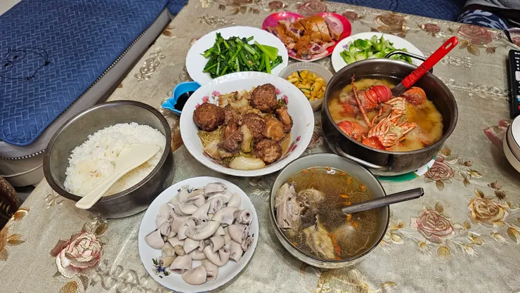 這是老媽昨天晚上做的豐盛晚餐!居然有龍蝦湯!實在是太厲害了!