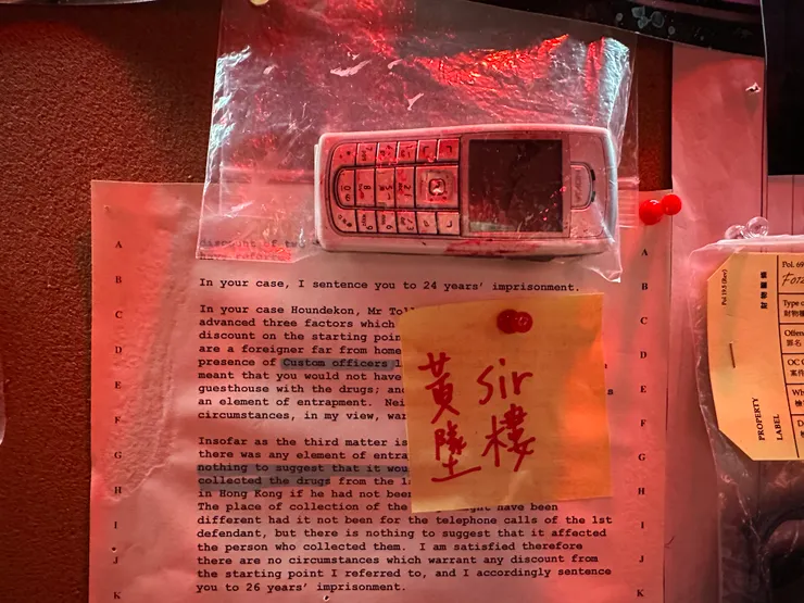 看到黃sir(黃秋生)墮樓後染血的手機(當然只是道具重現,血跡也不是真的),還有一堆英文報告,像真度蠻高