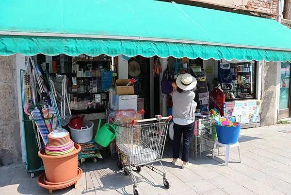 他們跟我們一樣喜歡把推車推回家嗎🙊