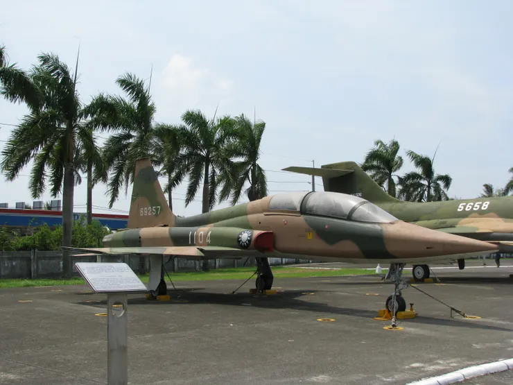 過去展示於岡山空軍軍史館軍機展示場的F-5B除役機