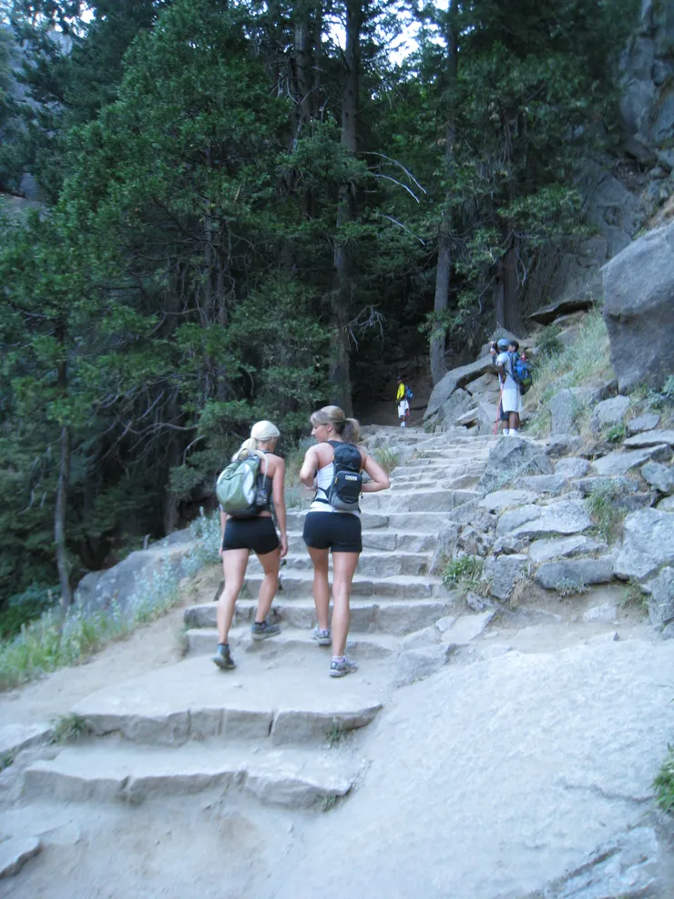 健步如飛的兩位美女