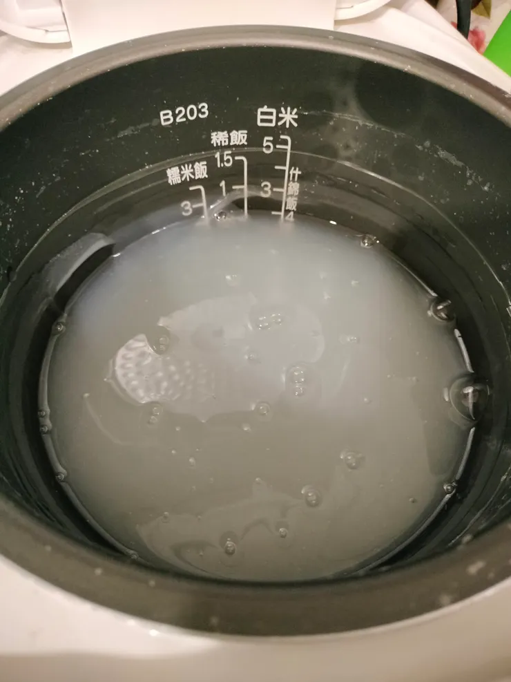 鍋內部那一圈圈留下的白色糊狀凝結物，可證明是米漿粥中米漿之黏稠度