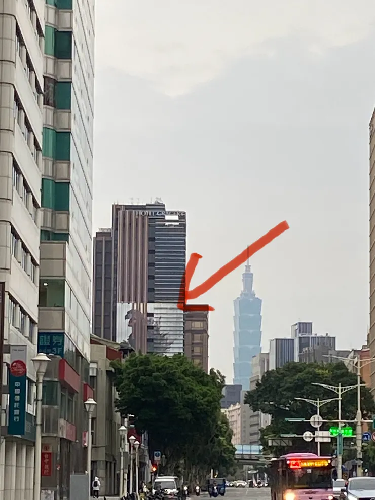 穿過忠孝東路時意外發現的哥吉拉