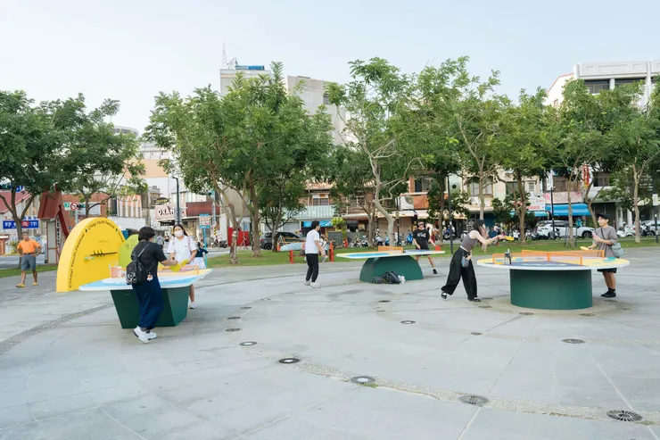 創意裝置受到各年齡層的民眾喜愛,嘉義街頭充滿歡笑聲。 圖:嘉義市政府提供