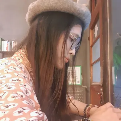 四處飄的跨女JK的沙龍