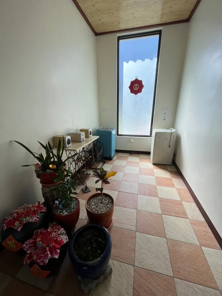 男女浴廁間的走道