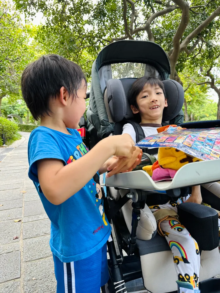 差七歲的身障手足與健康手足。