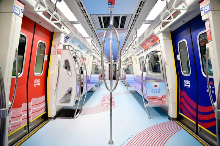 搭乘機捷的旅客可感受國慶歡樂氣氛。圖:桃捷提供