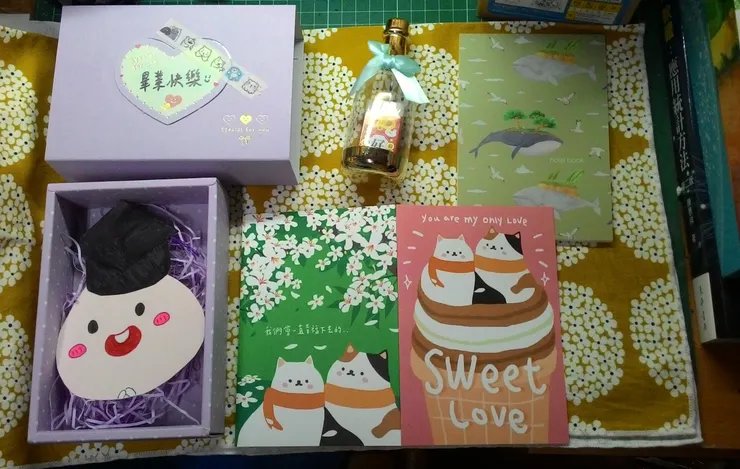 送給十年老友的七樣禮物是——畢業小熊花束、自製畢業書籤、抽拉式卡片&貓咪卡片、愛心抽屜式禮盒、合格御守橡皮擦、鯨魚插畫便籤紙～