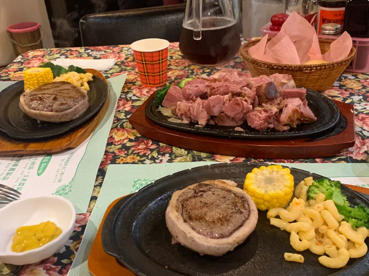 菲力牛排與德國豬腳