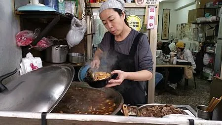 [台北美食]中國文化大學校園人氣很夯的牛肉拌麵、各家媒體報導
