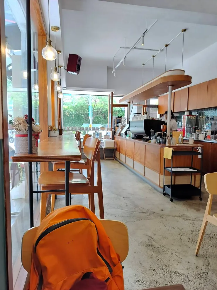 窗邊的高腳椅座位，桌上有插座，我平時最常坐那^^