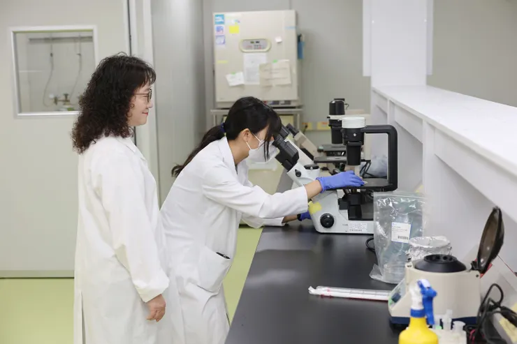 圖說：偉喬生醫捐助成大BSL-2病毒實驗室，能處理對人類有中等風險的病原體，執行分離、鑑定和分析等重要實驗。（資料來源：成功大學）