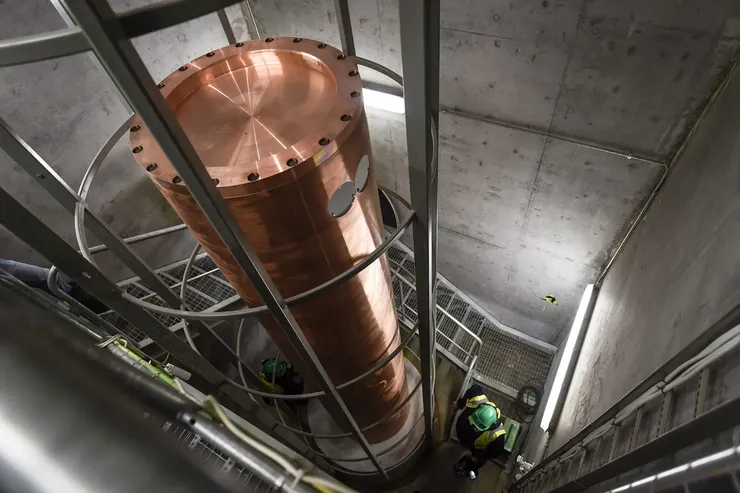 （2018年芬蘭核廢料處置場內，一個用於測試的銅製核廢料膠囊，來源：New York Times）