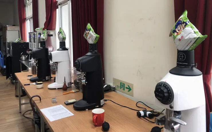 比賽場地的磨豆機、烘豆機都配有一包乖乖。