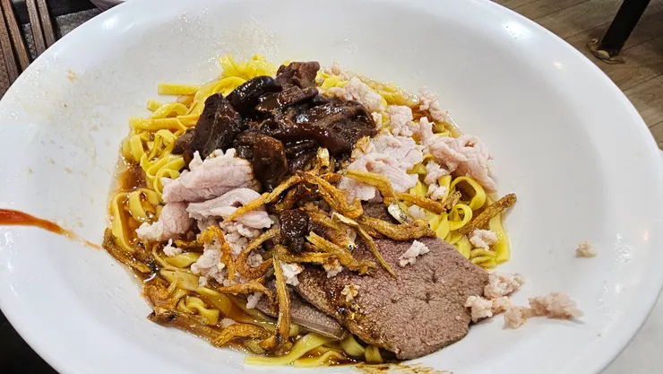 我很喜歡這種意麵麵條!這是香菇肉脞麵!