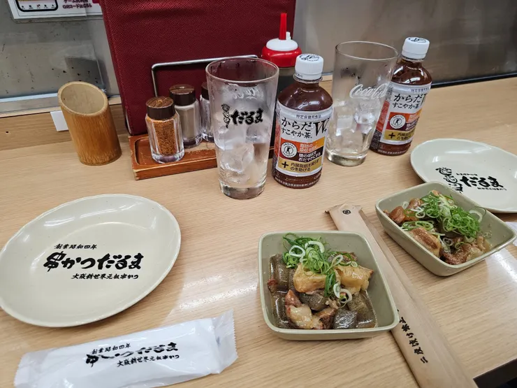 套餐隨附「味噌魔芋燉牛筋」 超~級~好~吃! (上面的飲料是另外加點的)