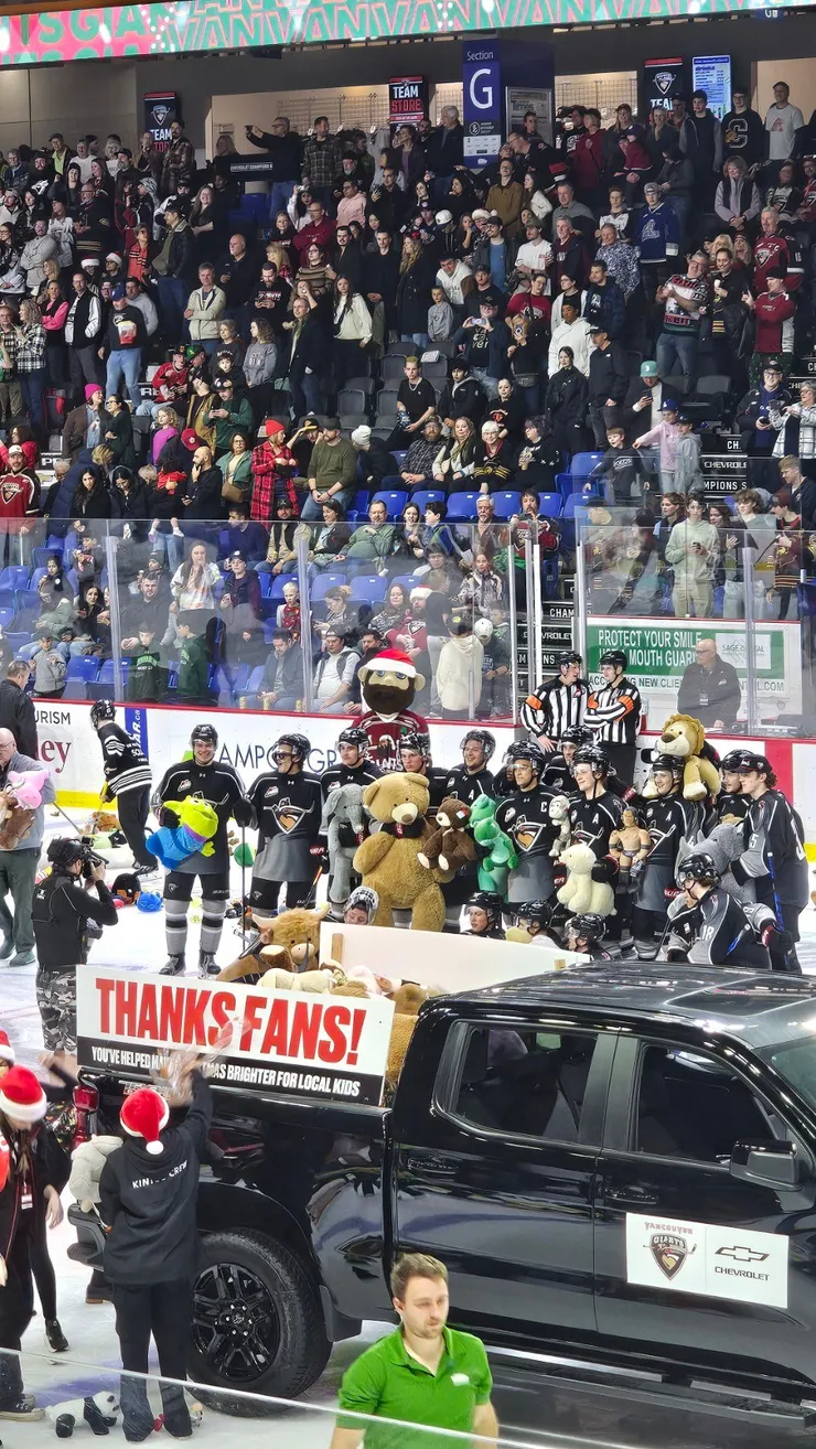 工作人員推著箱子進場，開始一隻一隻撿。