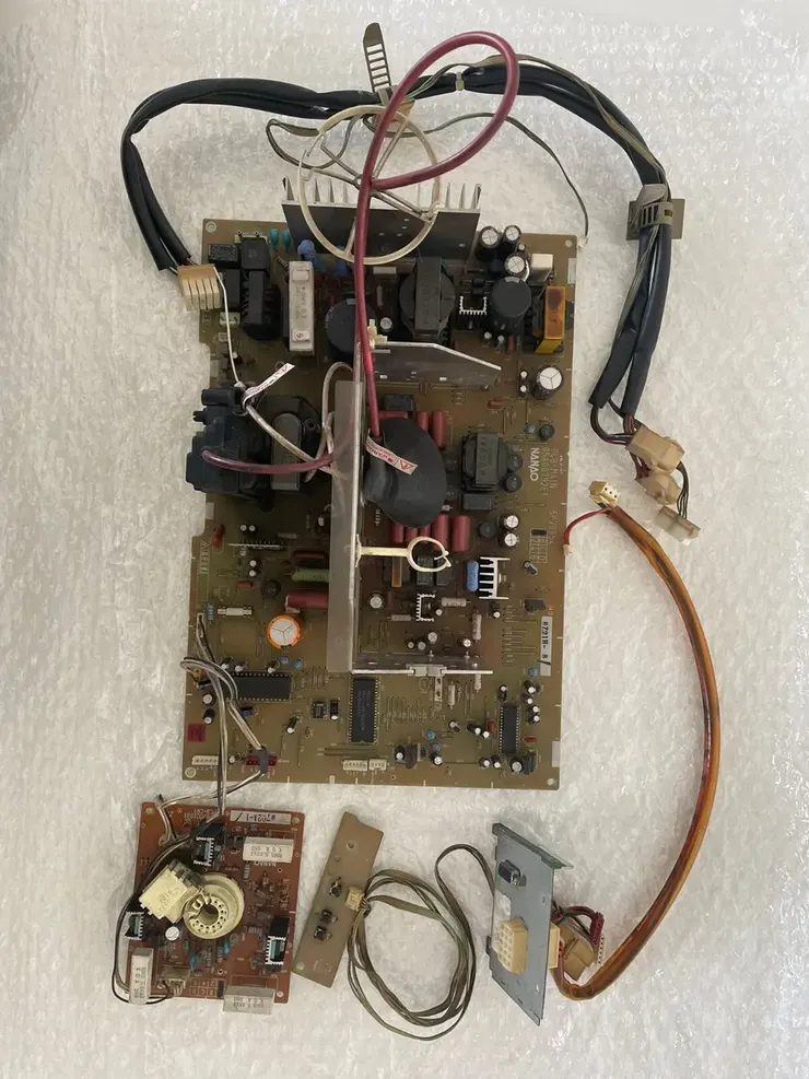 圖為NANAO MS-2931的基座(又稱掃描板)，為Blast City框體其中一種型號的基座，基座負責處理CRT的影像輸入等處理以及微調功能，而無論是哪種型號都有著容易故障以及難維修的缺點，基座的FBT故障是所有Blast City用戶的噩夢。(圖片摘自EBAY)