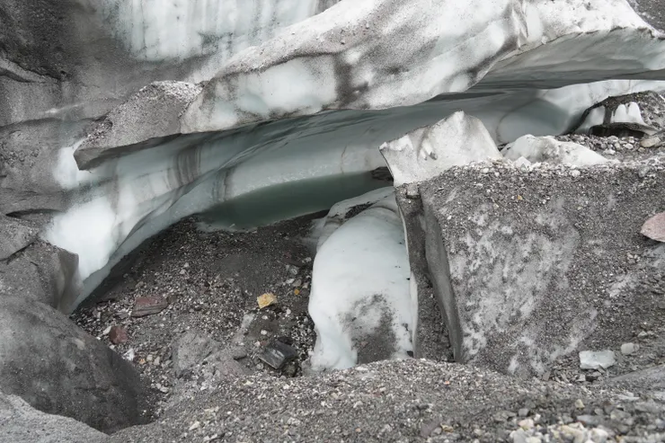 冰層呈現藍色，想來就是所謂的藍冰。