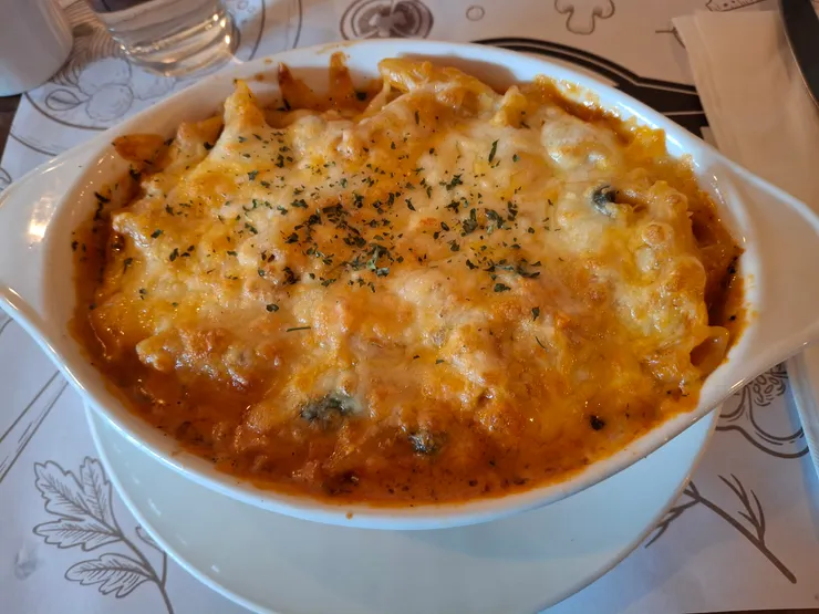 中午吃了一大碗鮭魚焗烤麵