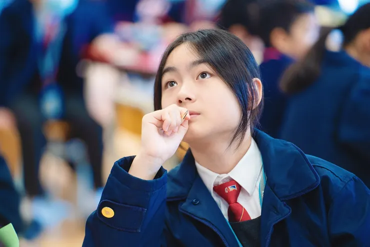 學生認真地思考不同的人生議題。