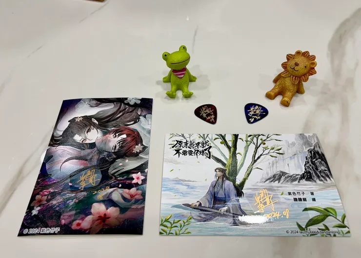 購書紀念品，簽名的封面照片等等