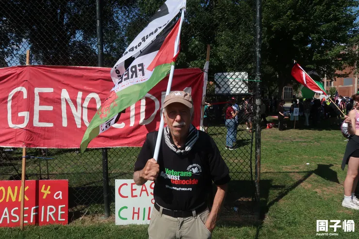 曾經參與過越戰的老兵Barry Riesch參與2024年民主黨全國代表大會場外的反戰抗議示威。攝：周子愉