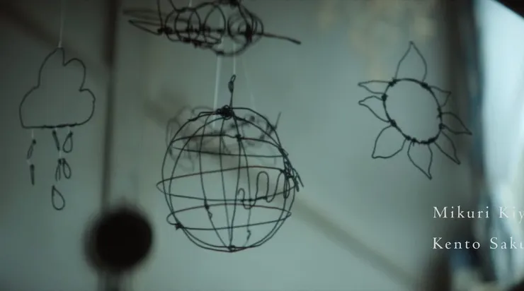 也英房間的鐵絲地球吊飾。來源：NETFLIX