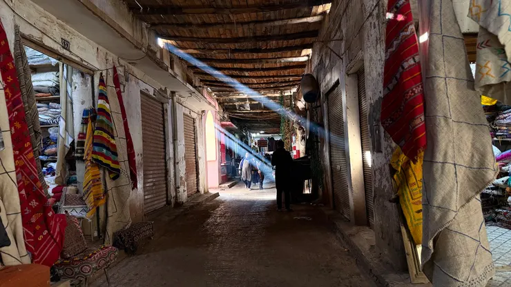 穿過屋頂細縫的光影