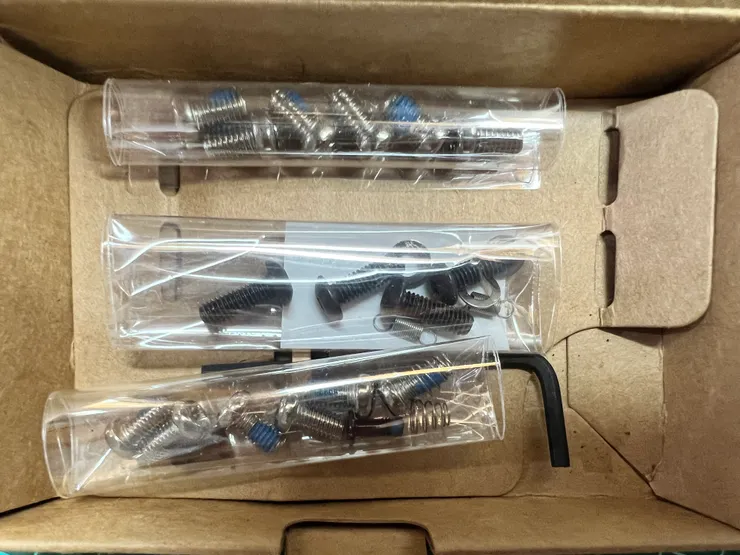 配件包含有刀盤螺絲一組及外殼模組螺絲一組，另一組尚未知道用途