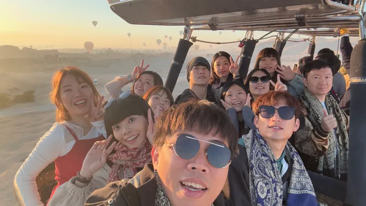 我與小夥伴們只佔了這顆熱氣球一半的乘客，你們就知道一次可以飛多少人了 :）