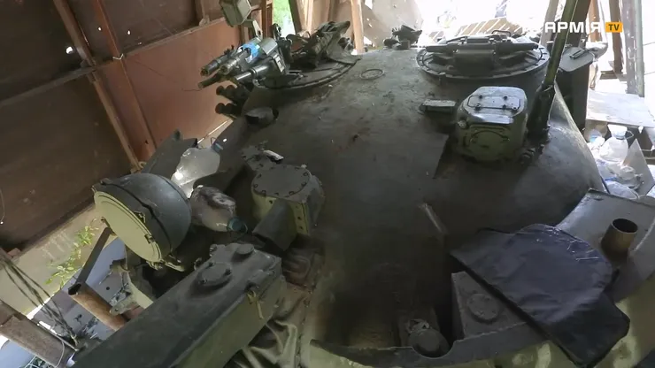 裝甲包覆的其實是一台上了年紀的T62戰車，外部武裝均以卸除，僅作為運輸用途。(畫面來源：Армія TV)