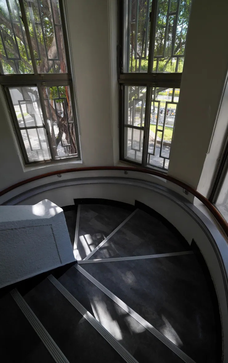 七十年時光靜謐地在高雄文學館樓梯間遞嬗(©陳坤毅)