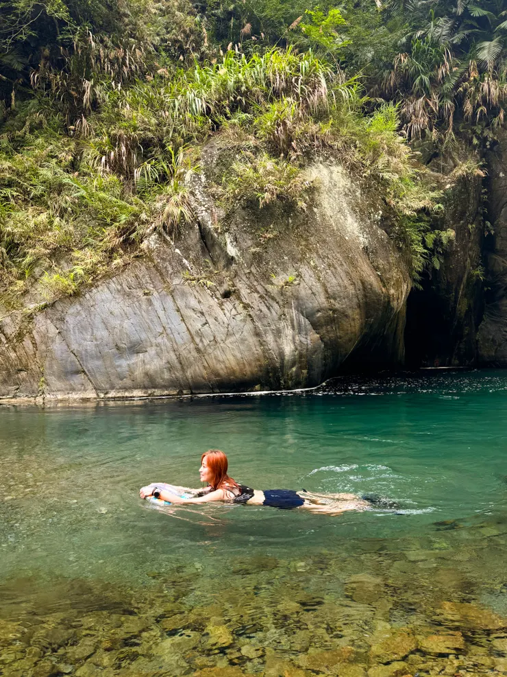 不敢走進更深水潭,選了一處安全的地方玩幼幼版漂漂河也是可以的~