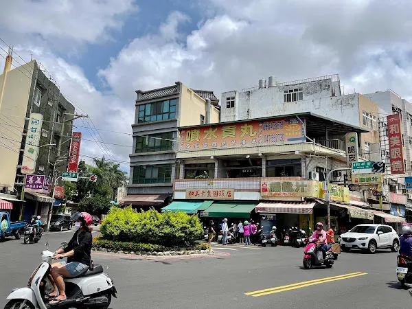 織女像拆除後只剩下空蕩蕩的底座和草堆