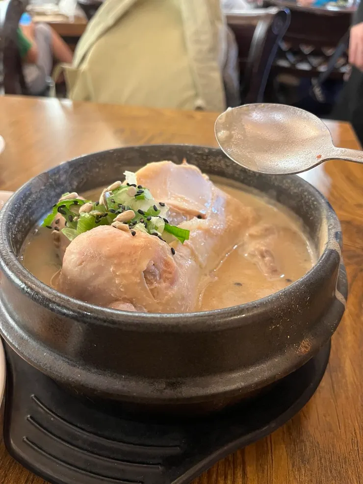 即使是景福宮附近大排長龍的土俗村參雞湯，翻桌率也相當快，排隊不到20分鐘就能入座了。